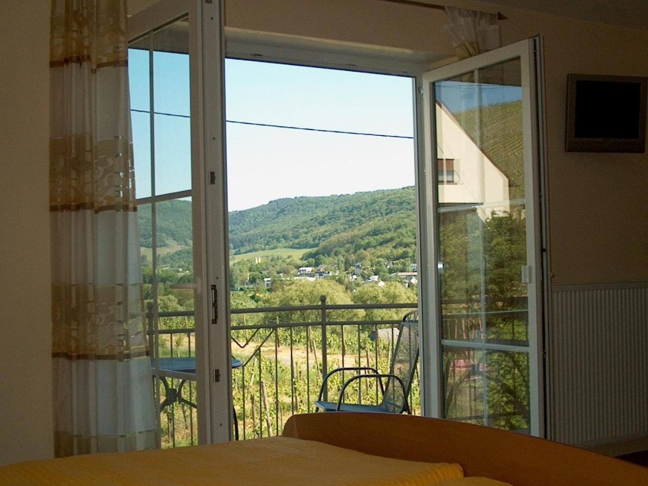 Wein- Und Gaestehaus Genetsch Lieser Exterior foto